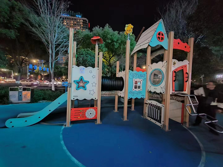 pe板组合滑梯高清图