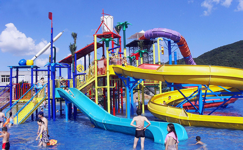 水上儿童乐园滑梯