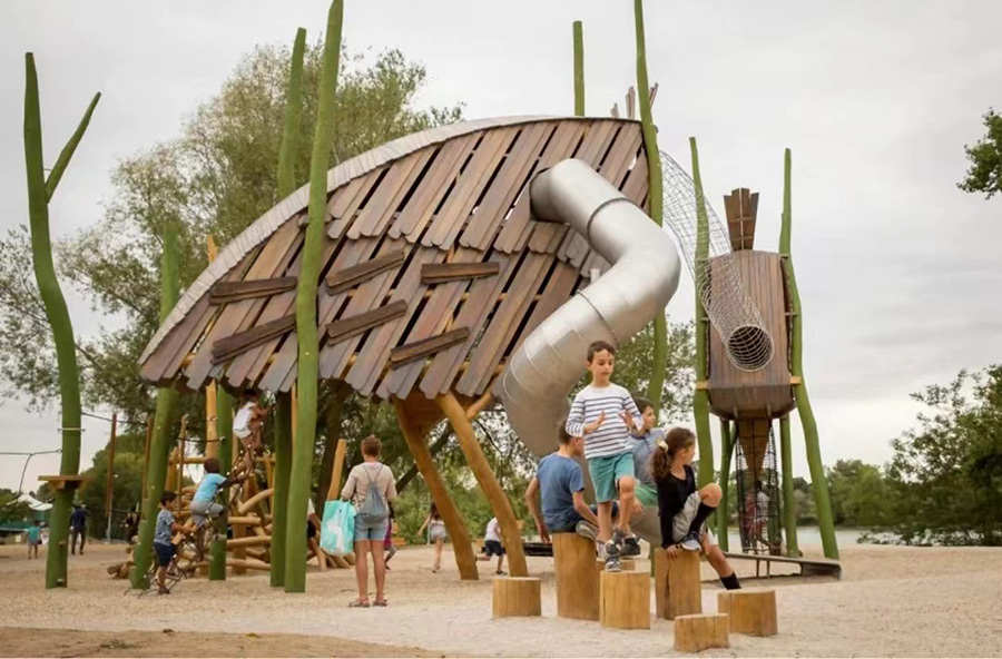 公园原木造型滑梯实拍图