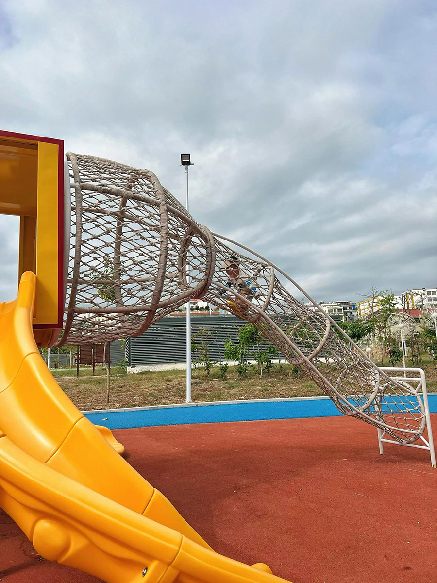 公园攀爬游乐设备尾部图