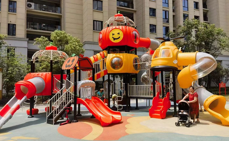 户外大型塑料滑梯实拍