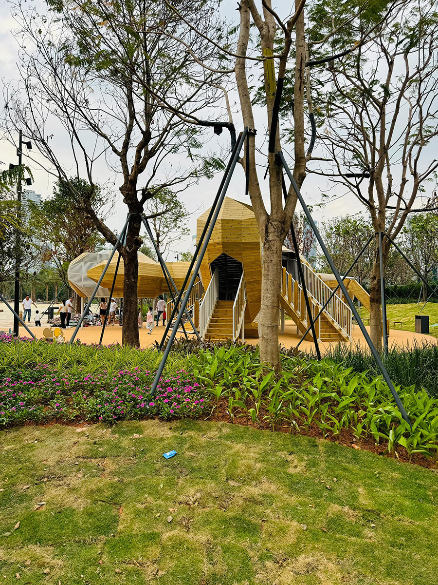 螃蟹造型木质非标游乐设备远观图