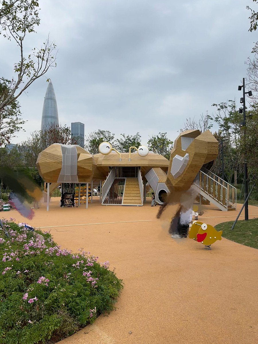 螃蟹造型木质非标游乐设备