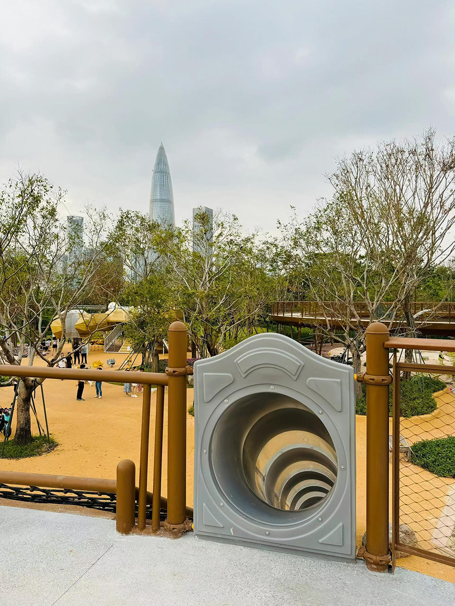 螃蟹造型木质非标游乐设备细节图