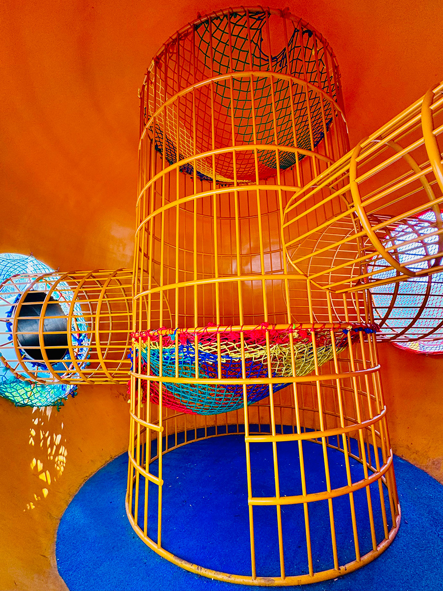 太空主题无动力游乐设备局部