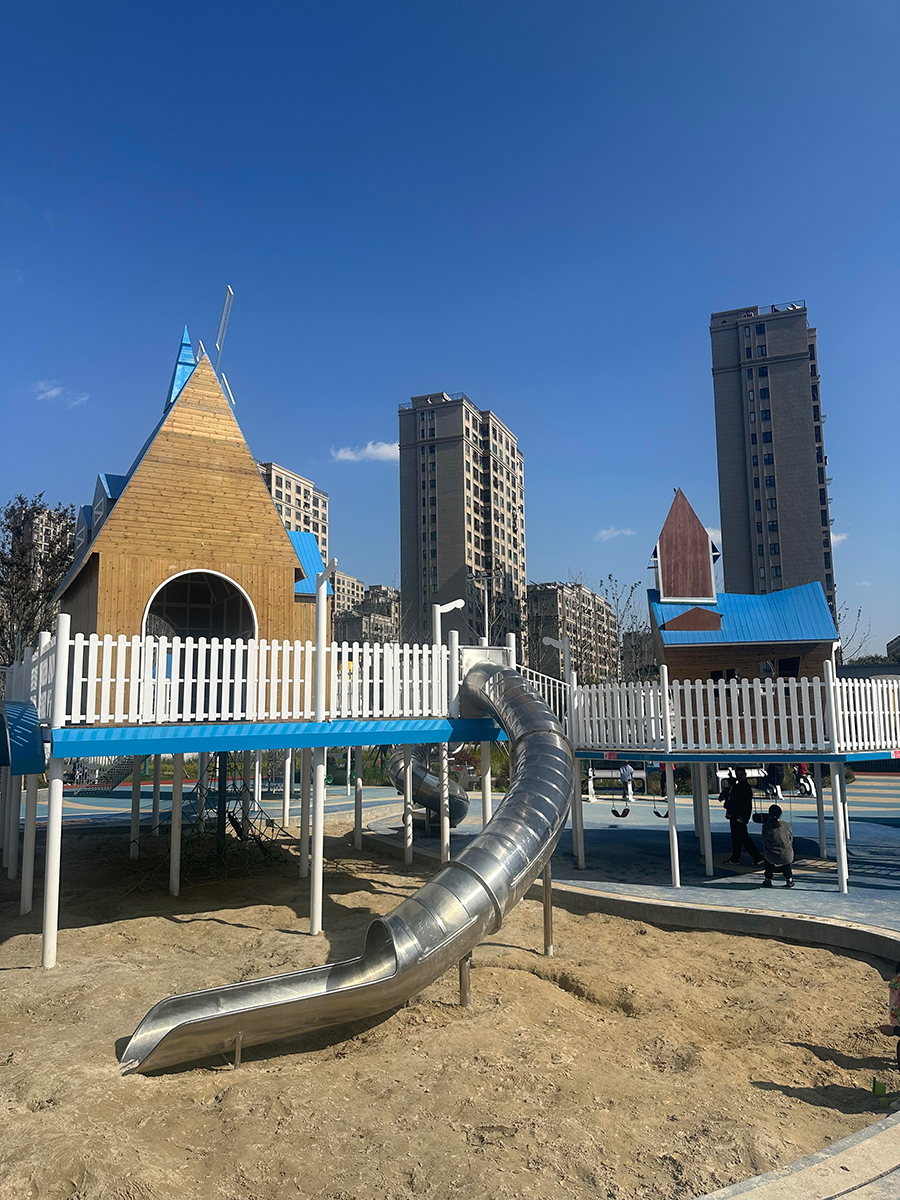 大型木质无动力游乐设施侧面