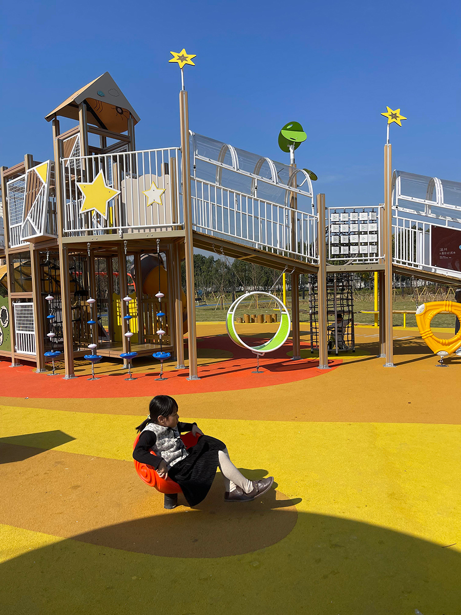 大型公园不锈钢儿童滑梯局部图