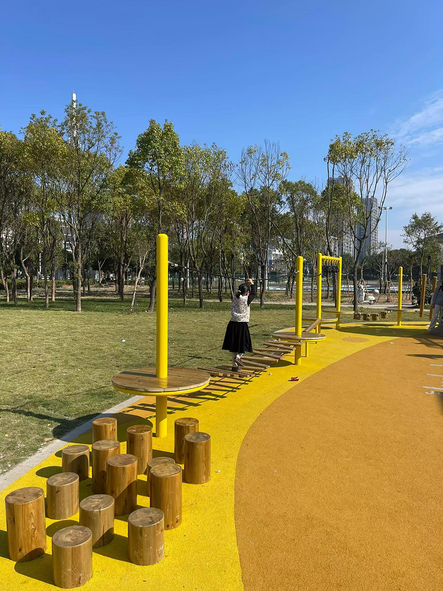 大型公园不锈钢儿童滑梯侧面